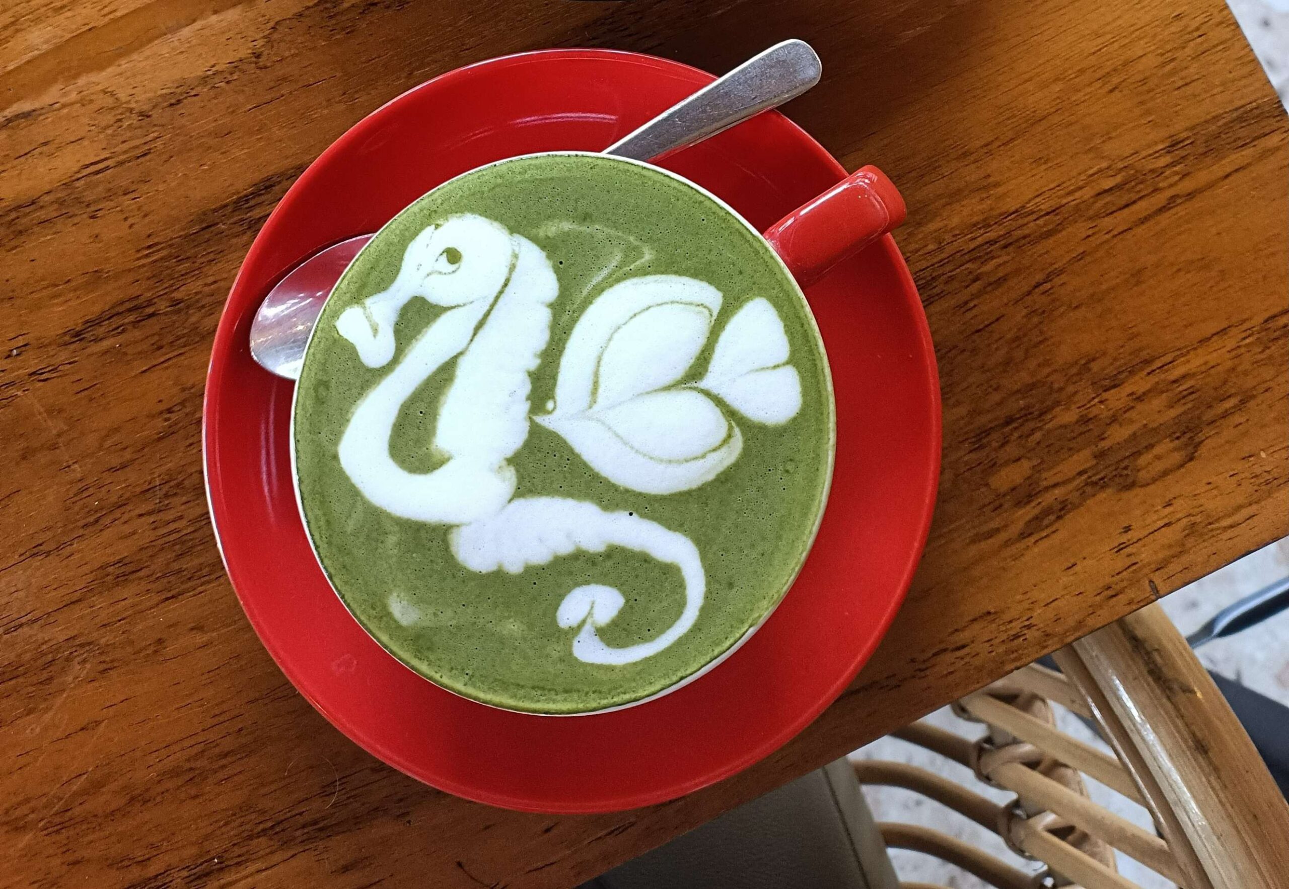 matcha latte avec motif dragon – image d’accueil neutre et inspirante pour tous les articles