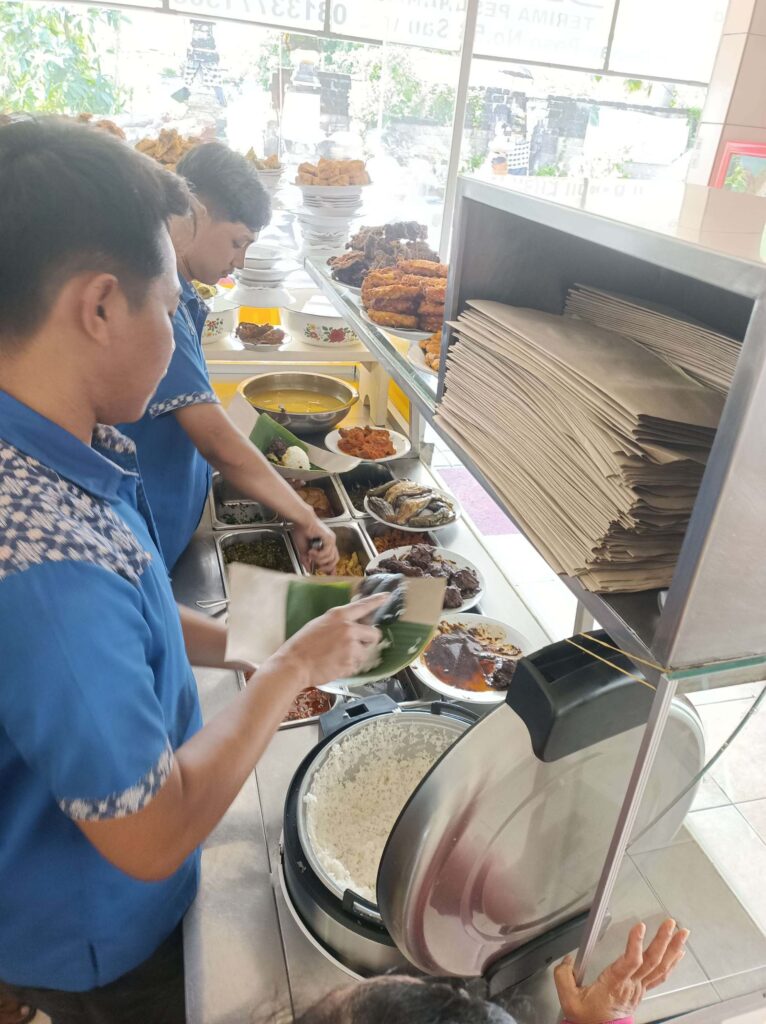 Warung local en Indonésie – repas quotidien simple et peu cher