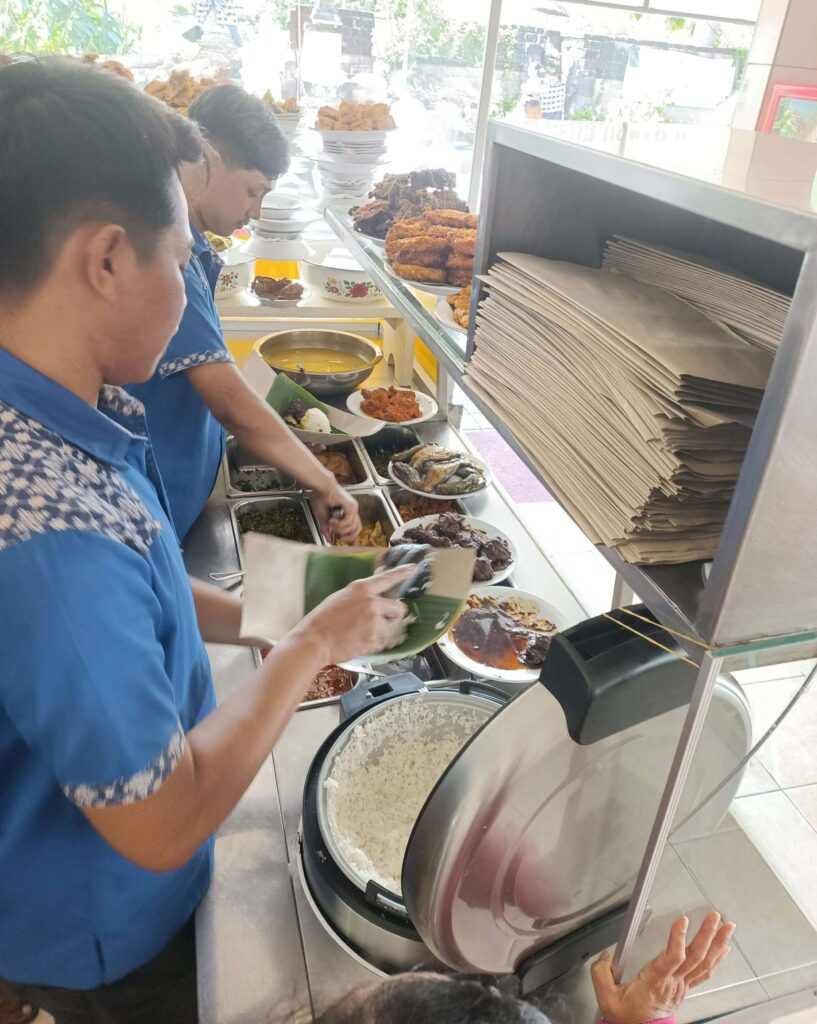 Warung local en Indonésie – repas quotidien simple et peu cher
