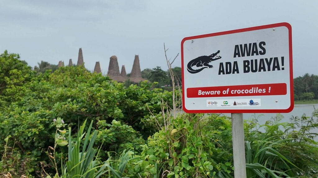 Panneau warning crocodiles près de la rivière Waiha à Ratenggaro Sumba