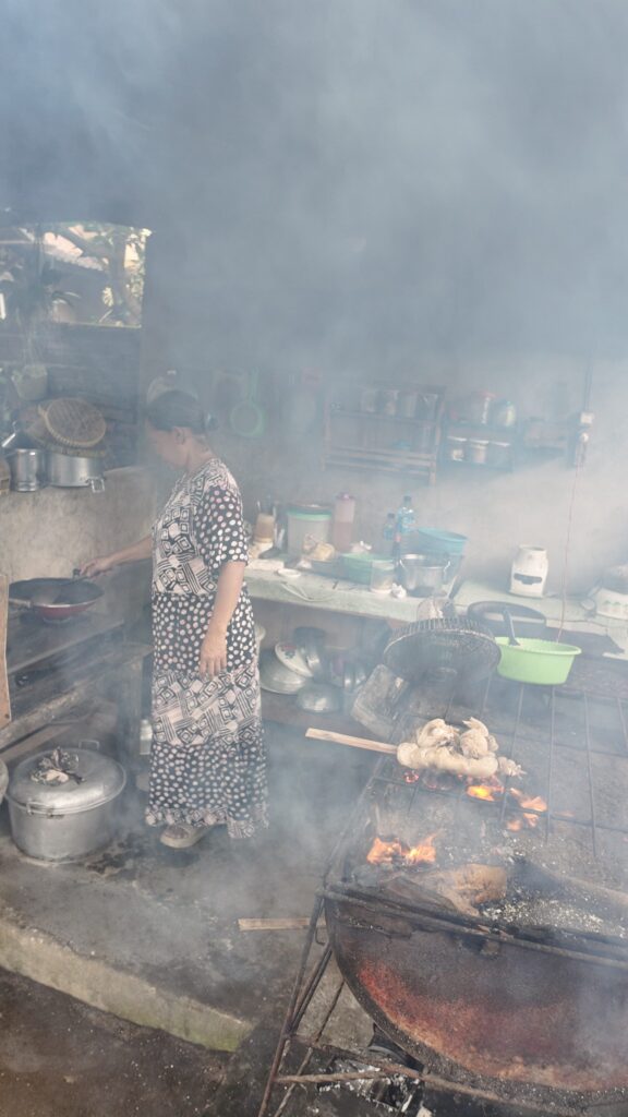 Cuisine traditionnelle dans une maison de Tetebatu à Lombok