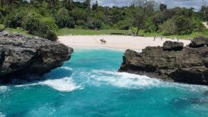 plage sauvage de Sumba en Indonésie avec falaises et eau turquoise