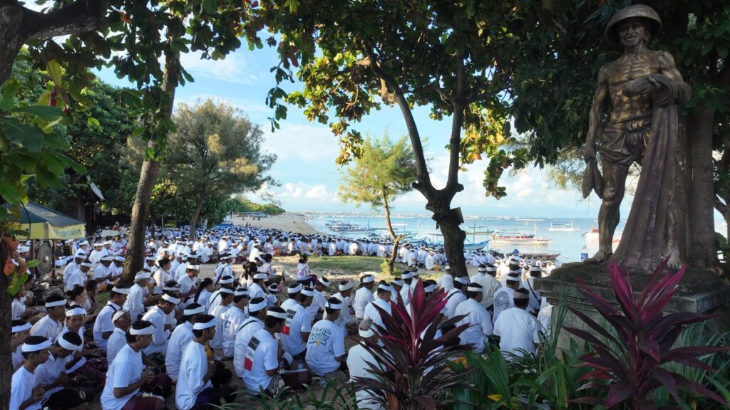 ceremonie melasti bali foule mer statue rituel