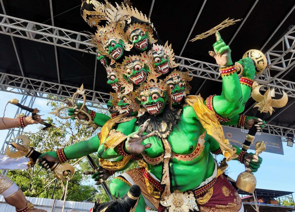 ogoh ogoh bali defile nyepi sculpture demon vert