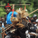 pasola sumba cavaliers en action avec lances traditionnelles