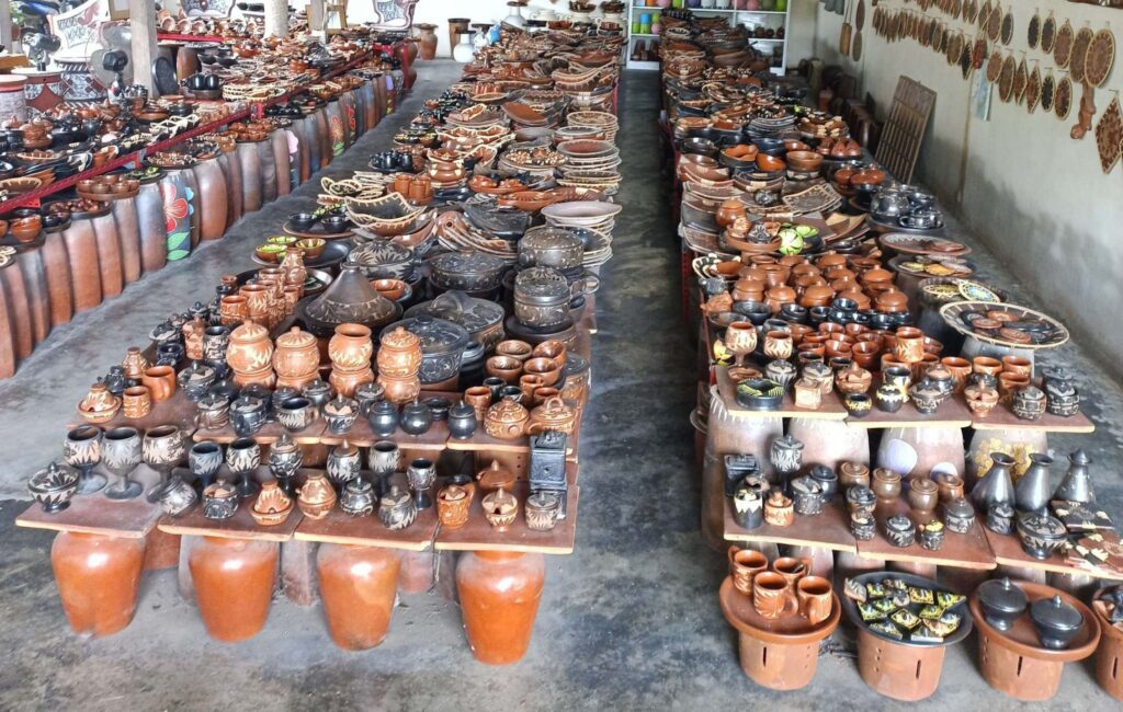 Poterie artisanale traditionnelle exposée dans un atelier de Lombok en Indonésie