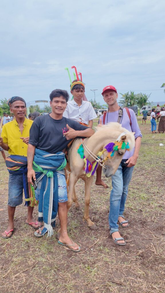 Échange avec des cavaliers et habitants du Pasola à Sumba
