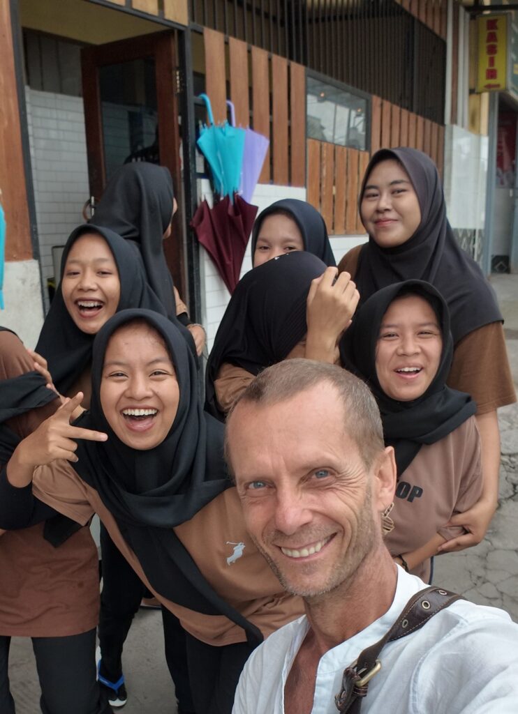 Rencontre avec des jeunes habitantes dans la région de Tetebatu à Lombok