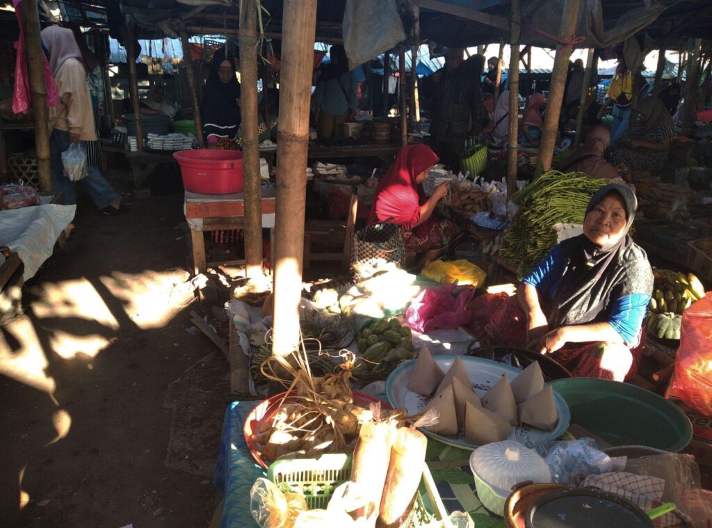 marché local indonésie vie quotidienne habitants produits frais