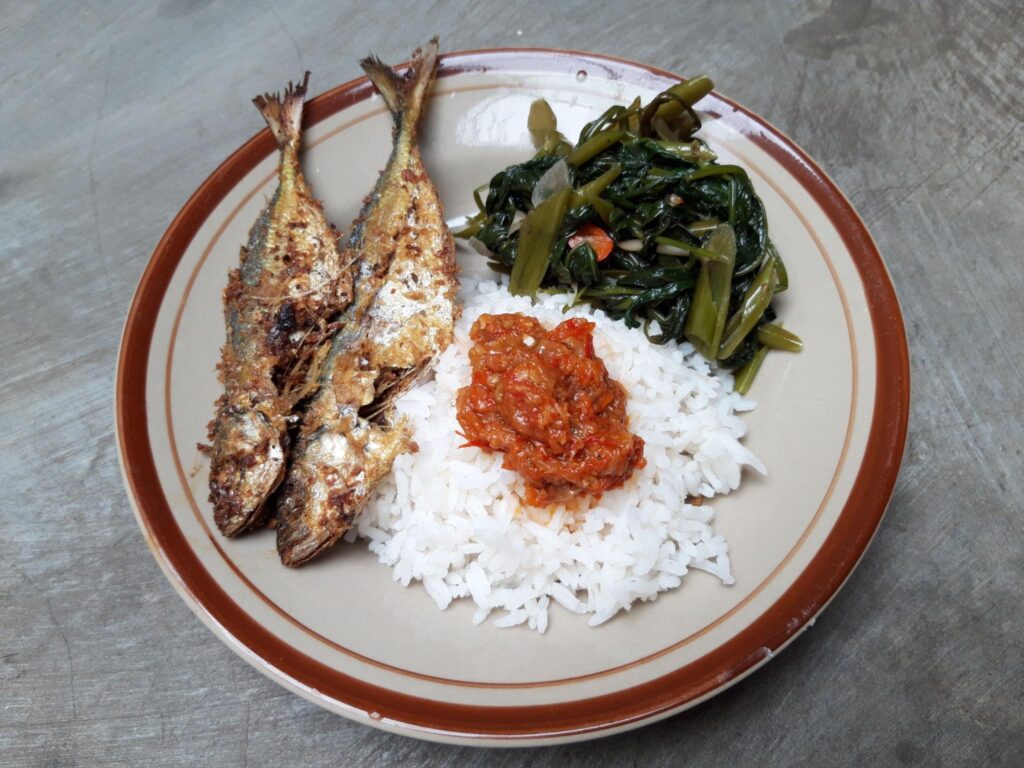 repas simple dans un warung indonésie poisson riz budget quotidien