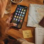 Téléphone avec applications de voyage, carte et carnet pour préparer un long séjour en Asie