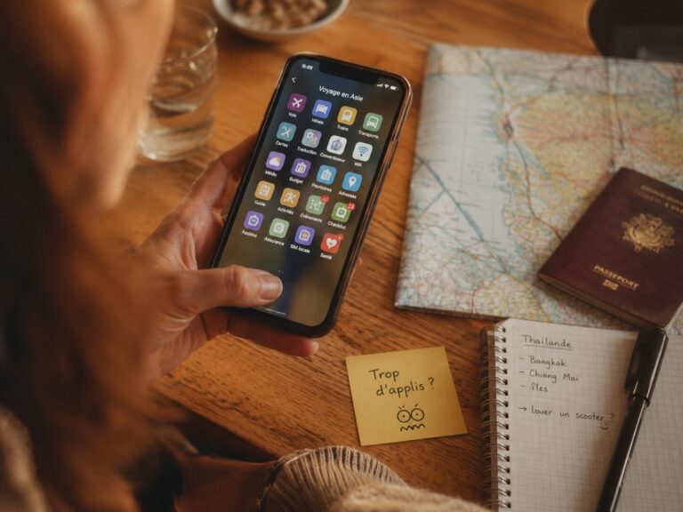 Téléphone avec applications de voyage, carte et carnet pour préparer un long séjour en Asie