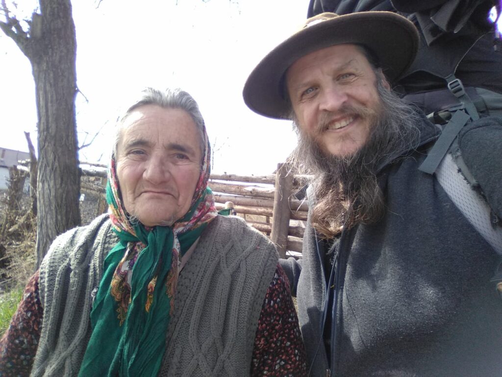 Emmanuel marcheur pèlerin accueilli par des habitants pendant son pèlerinage