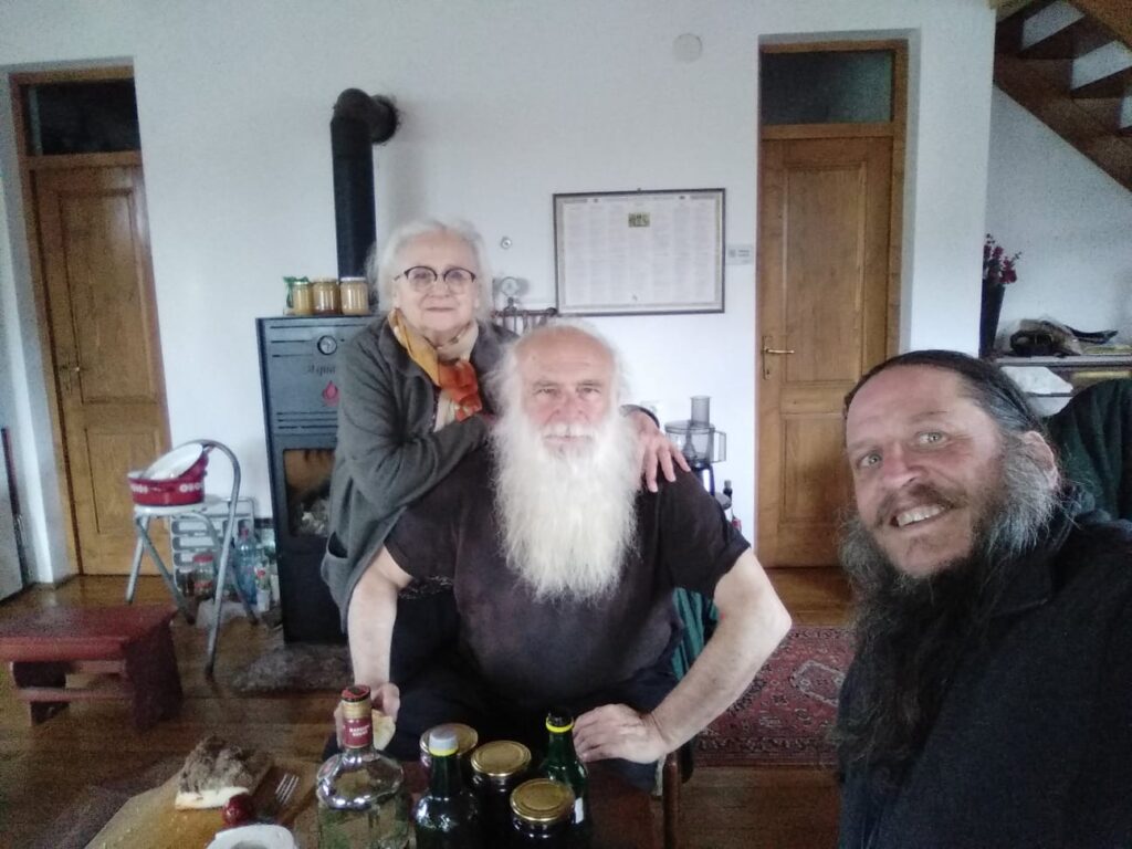 Emmanuel marcheur pèlerin accueilli chez des habitants pendant son pèlerinage