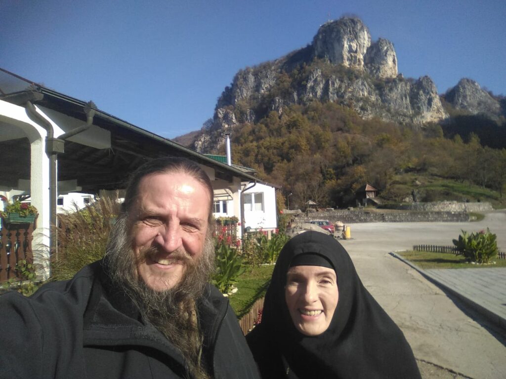 Emmanuel marcheur pèlerin avec une sœur rencontrée près d’un monastère