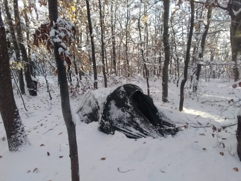 Tente d’Emmanuel sous la neige pendant son pèlerinage hivernal